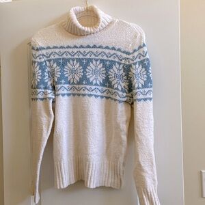 Cleo snowflake turtleneck in size SP